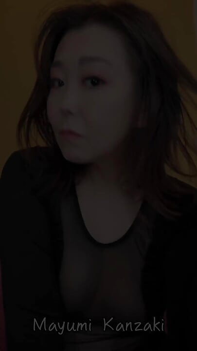 穿著性感裙子的日本妻子