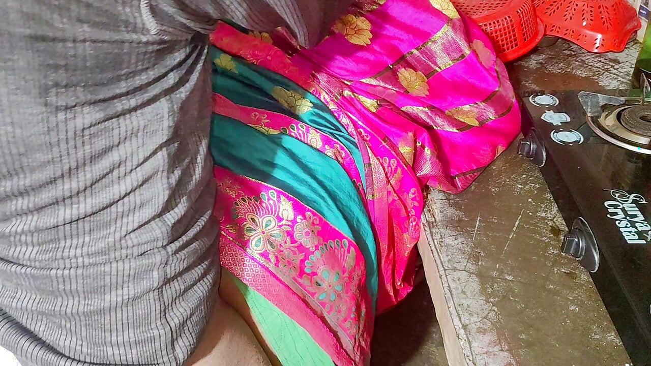 मम्मी बड़ा लंड चूस रही है गांड चुदाई कर रही है