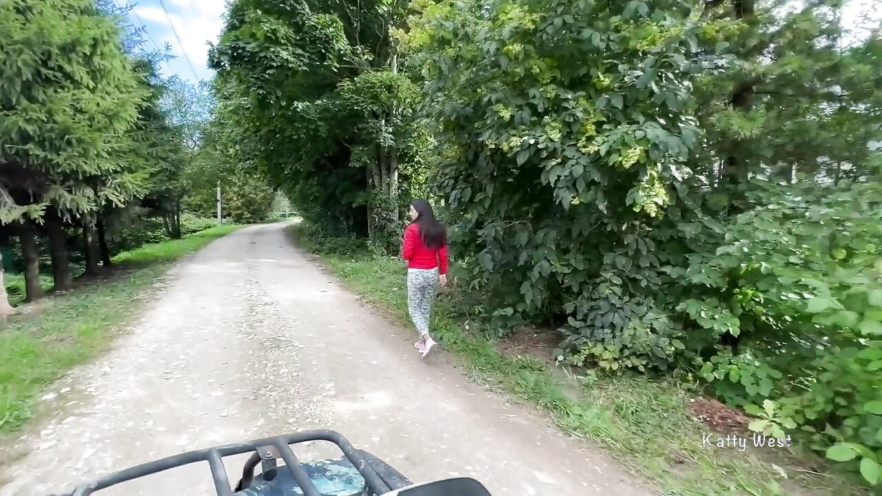 ขับสาวงามและเย็ดเธอบนรถ atv ในป่า