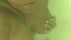 Bi ebony payudara di kamar mandi
