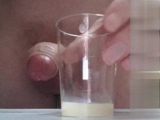 Vários orgasmos arruinados ordenhando punheta e porra em vidro