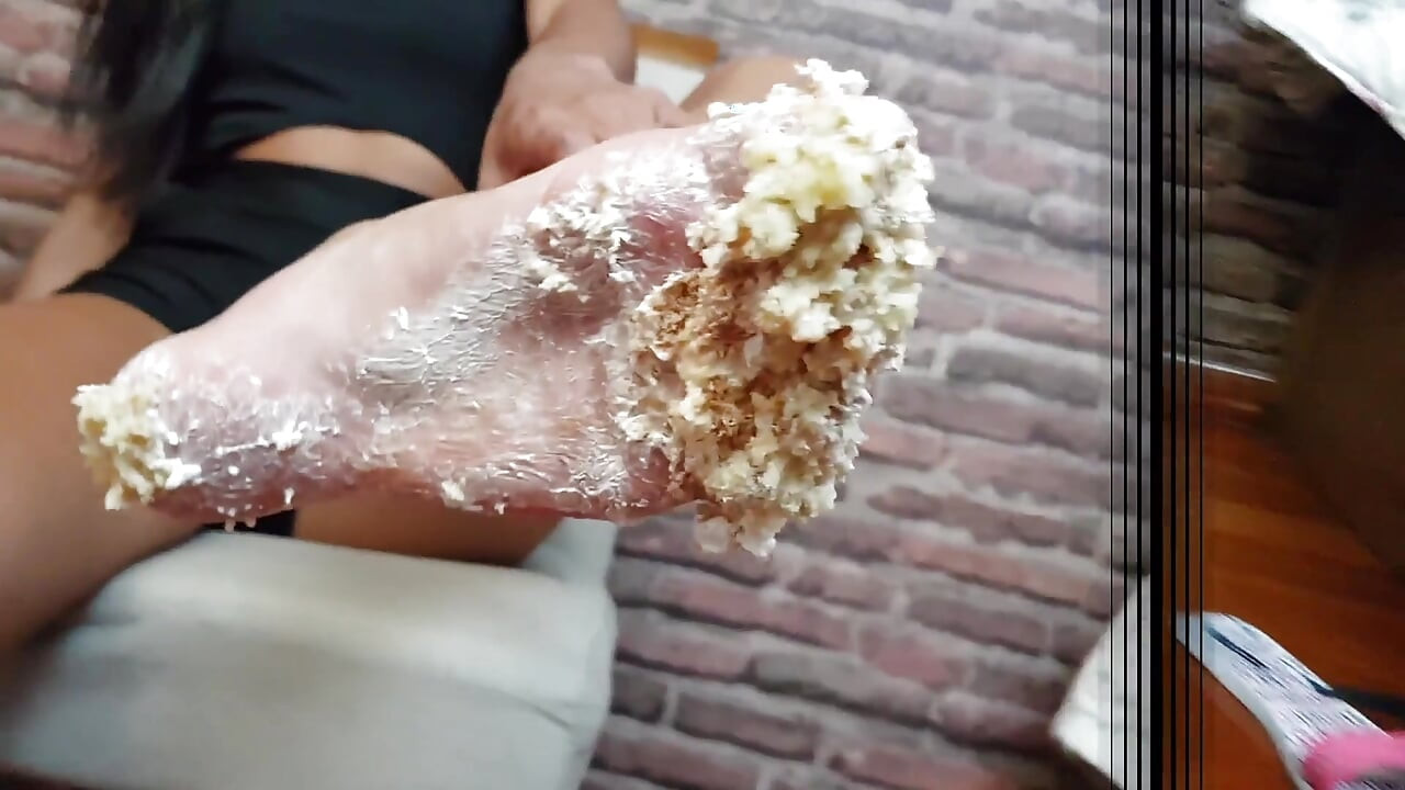 Come esa torta de mis increíbles pies perra por la top model Taina Almeida