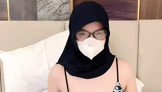 Wanita ku main di ranjang mengenakan piyama penggoda