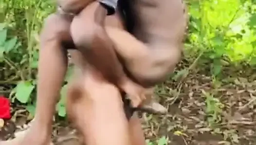 Üvey Erkek Kardeşimi Lil Erkek Kardeşimi Çalının Içinde Sikerken Yakaladım