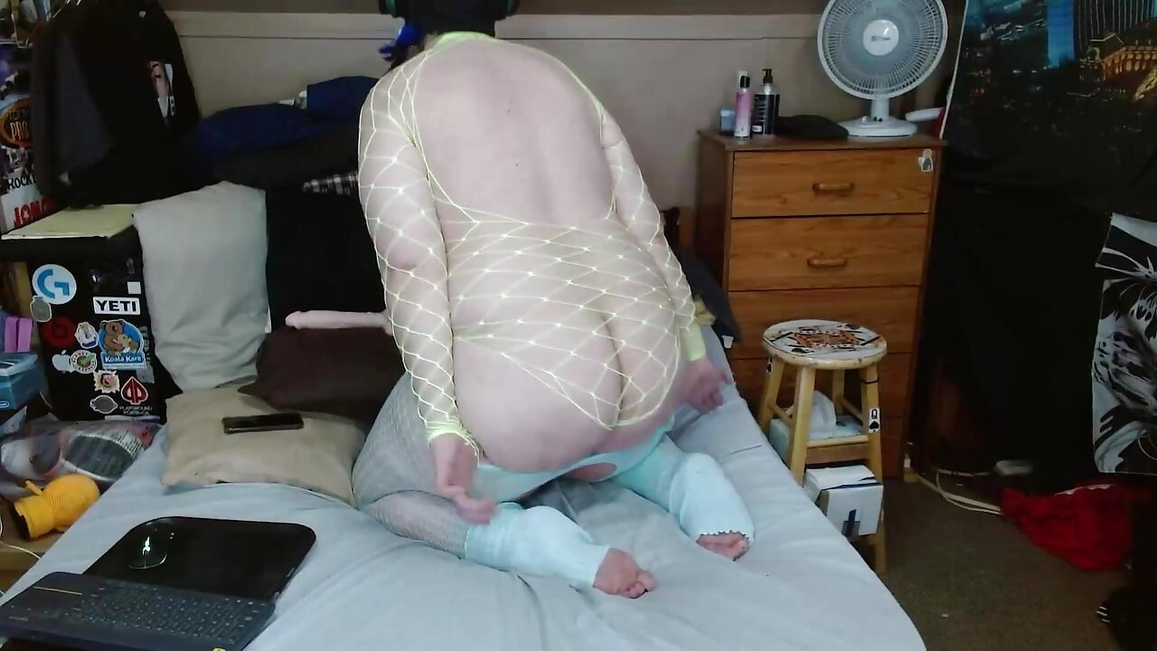 fat ass sissy crossdresser goes ass to mouth after shaking pig ass