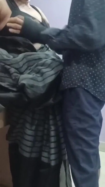 "Bölüm 2, Hintli seksi üvey anne erkek arkadaşı Hintçe üvey annesiyle konuşurken üvey oğlu tarafından yakalandı" dan heyecan verici an