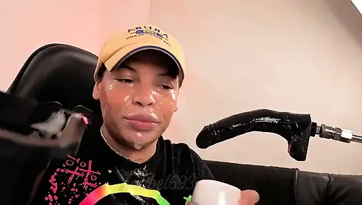 Ich explodiere schmutzig auf deinem Gesicht und deinem harten Schwanz, folgst meinem Hals eng