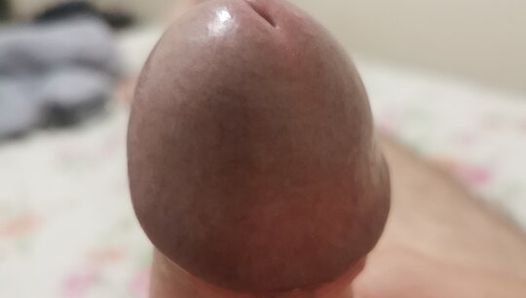 Chico brasileño masturba polla de 25cm