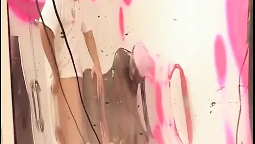 Güzel zenci küçük memeli bebek astride duruyor ve içine yarak alıyor