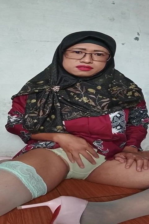 Hijab Shemale Dildoing Her Insanely Hot Asshole