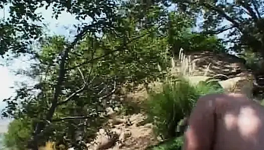 Perfekte blondine im wald anal gebohrt