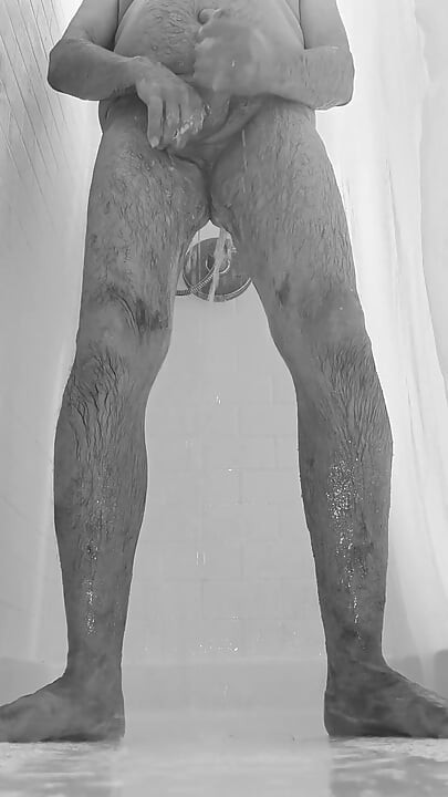 아침 샤워 중 쓰다듬기