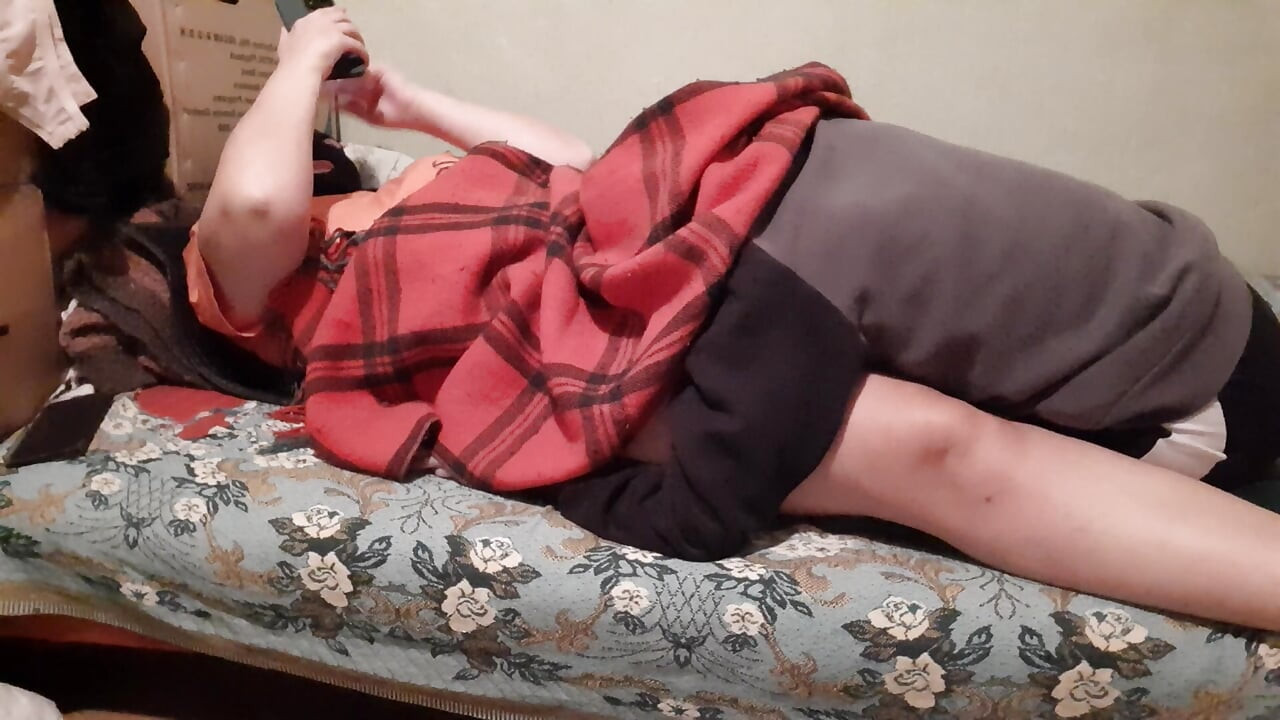 Când iubita mea îmi linge pizda, mă uit la videoclipuri porno pentru a ejacula mai repede în gura ei