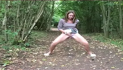 Desperate woman - with fleshy PUSSY - pees in the park.