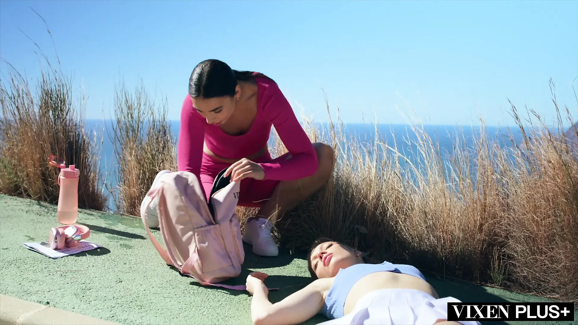 VIXENPLUS - deslumbrante Bella Spark seduz bochecha de Milão em sexo a três quente