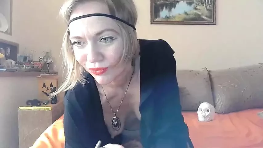 YourQueen video