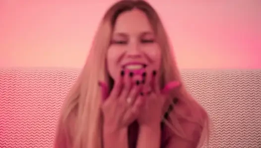 Eine schöne blondine stöhnt von großen spenden