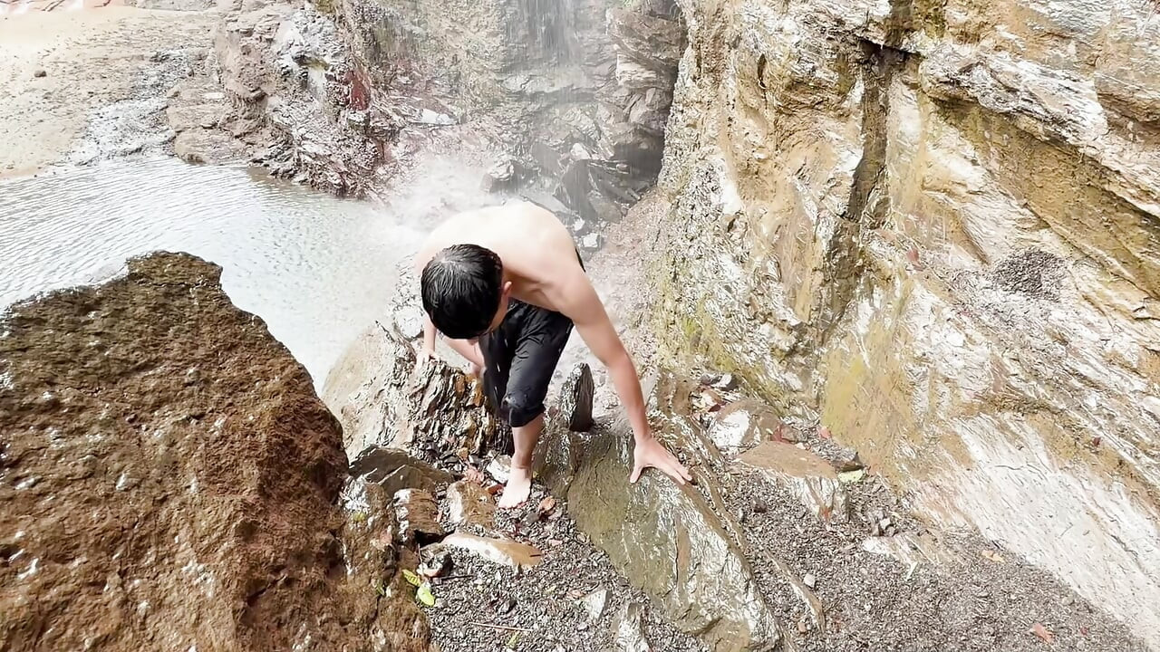 Gorgeous YOUNG COLLEGE GIRL goes to the river after her classes and meets A STRANGER AND ENDS UP FUCKING OUTDOORS IN COLOMBIA!