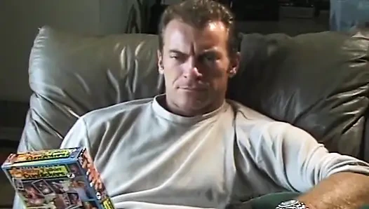 Крошка-блондинка широко раздвигает пальцами текущую мокрую киску