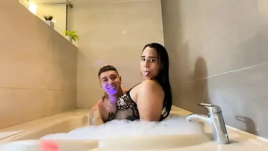 Takım elbiseli Büyük Kıç, Sevgilisini Ev Yapımı Küvette Oturtuyor