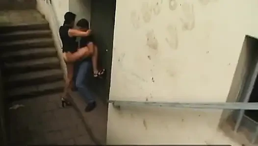 Büyük götlü gözleri bağlı Alman bayan açık havada sikiliyor