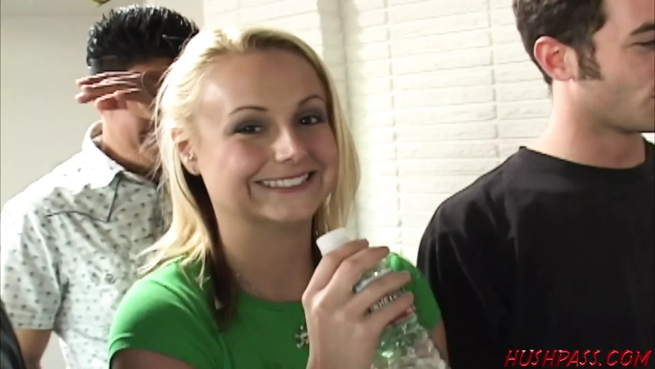 派对游戏变成了与樱花和朋友的派对性爱