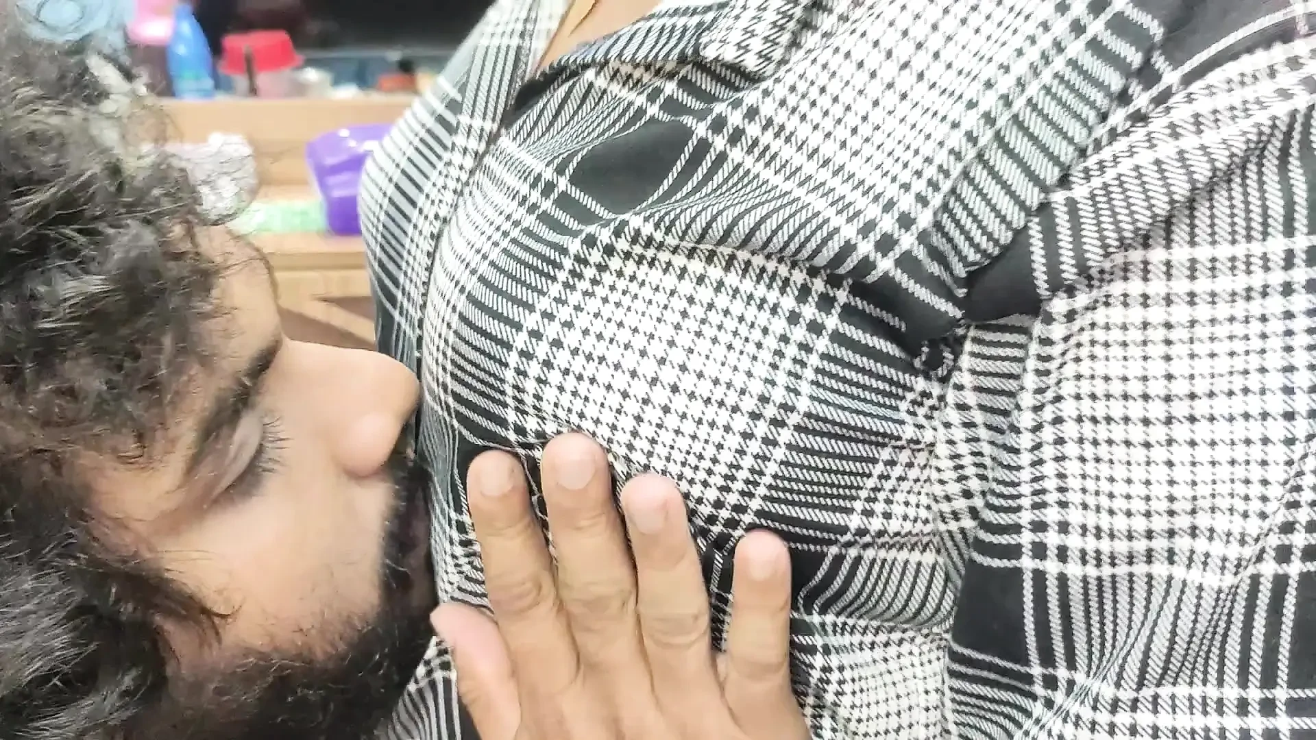 Camisa abierta y tetas calientes chupan, mallu pareja tetas calientes chupan