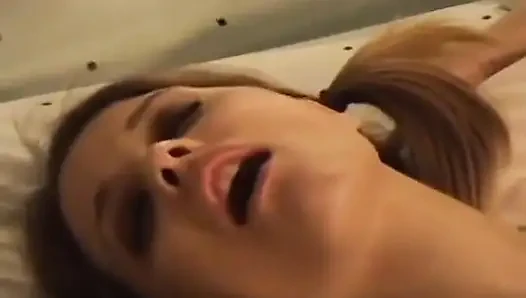 Sabrina parmakları ve oyuncaklarla mastürbasyon yapıyor