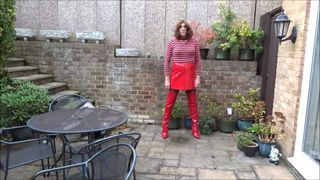 Alison - sikanie i sperma w czerwonej spódnicy z PVC i butach na udach