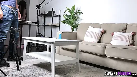 Schwarzes mädchen candy handjob auf fotografen mit schwarzem schwanz