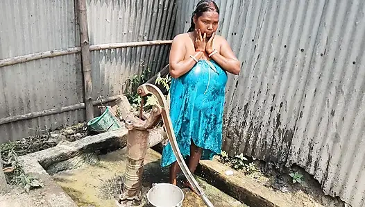 Desi pados ki bhabhi ko nahate samay land Chus aaya