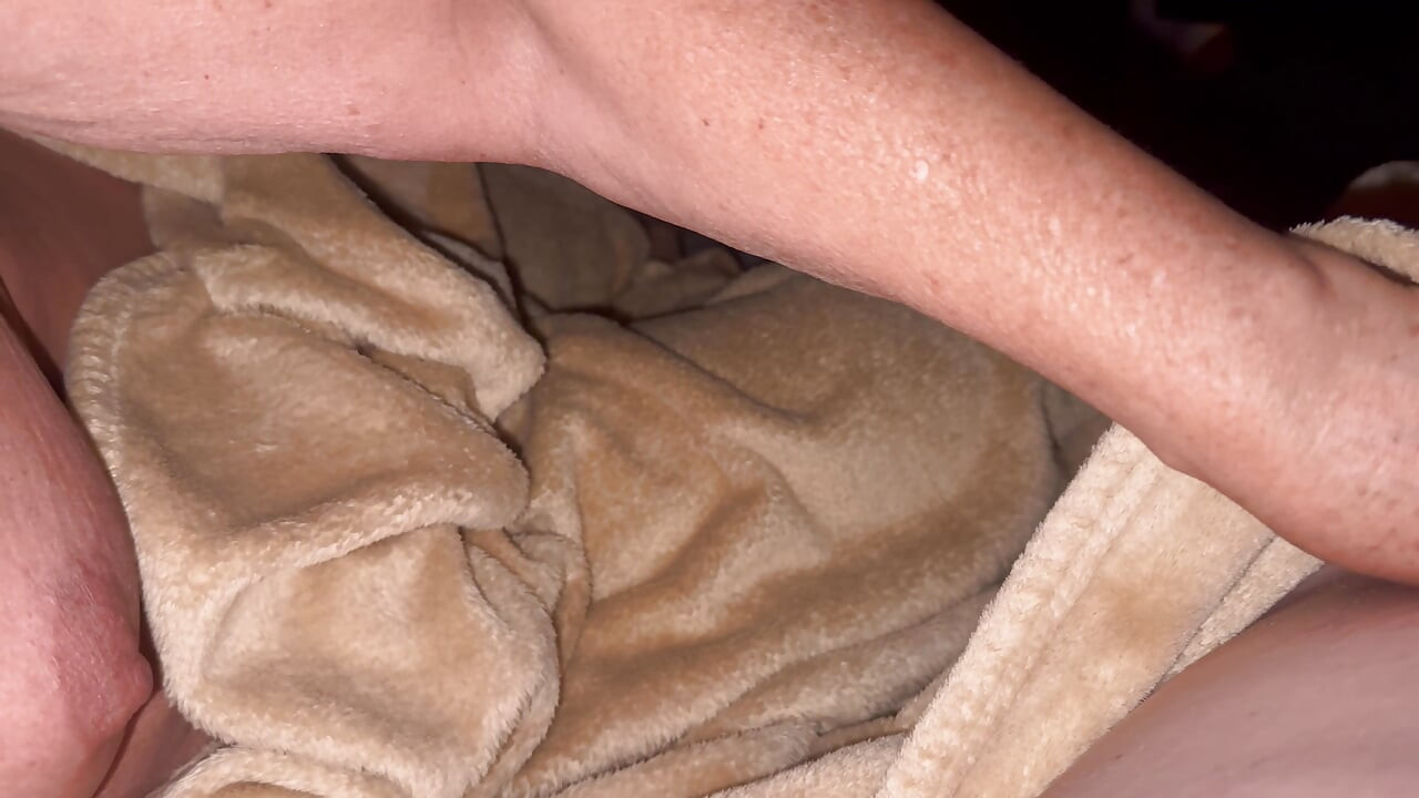 Sto giocando con la mia matrigna sotto la coperta