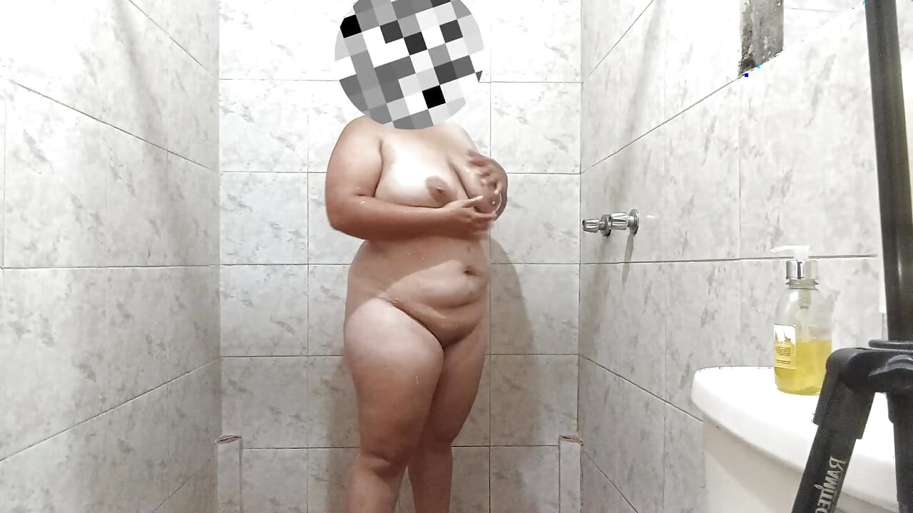 Σέξι κορίτσι της Λατίνας αγγίζει τον εαυτό της πολύ πλούσιο ενώ κάνει ντους πλούσιο και έχει γιγαντιαία στήθη.