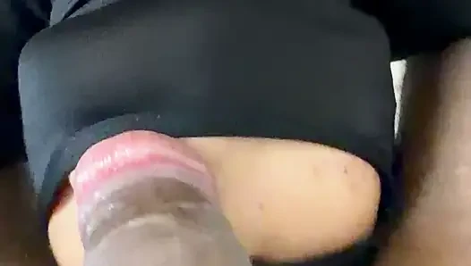 Gadis Desi mengisap penis dengan mulutnya dan mengambil air.