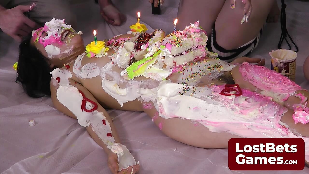 Doğum günü pastası içindeki doğum günü kızı striptiz oyunu
