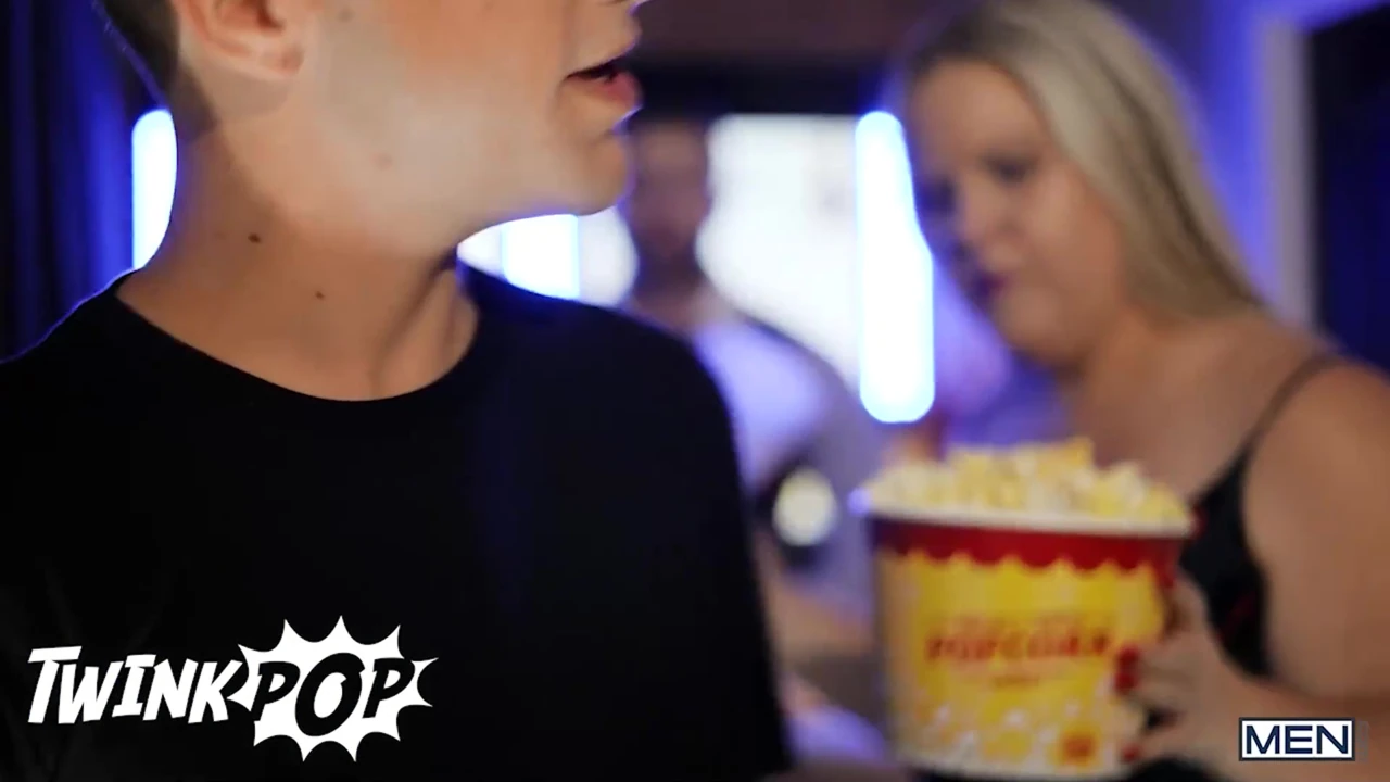 Joey Mills ve Felix Fox sevgilisiyle sinemaya gidiyor ama sonunda birlikte sikiliyorlar - twink pop