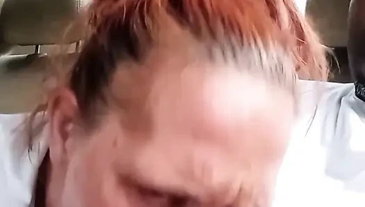 Straßennutte-blowjob im auto. Komm in mounth