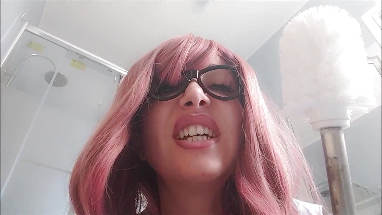 Lijepa, ali vrlo gruba i bogohulna konobarica