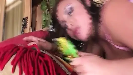 Красивая подросток трахается в своей узкой дырке