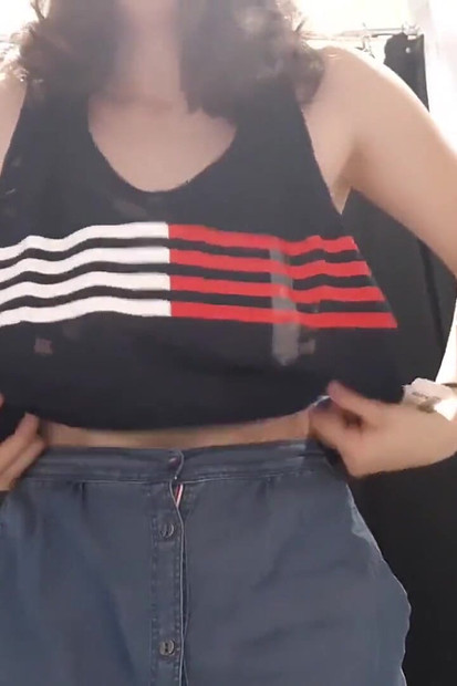 Remaja seksi melancap di bilik fitting