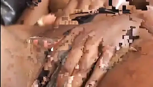İç çamaşırlı sürtük zenci lezbiyenler kanepede oyuncaklarla sikişiyor