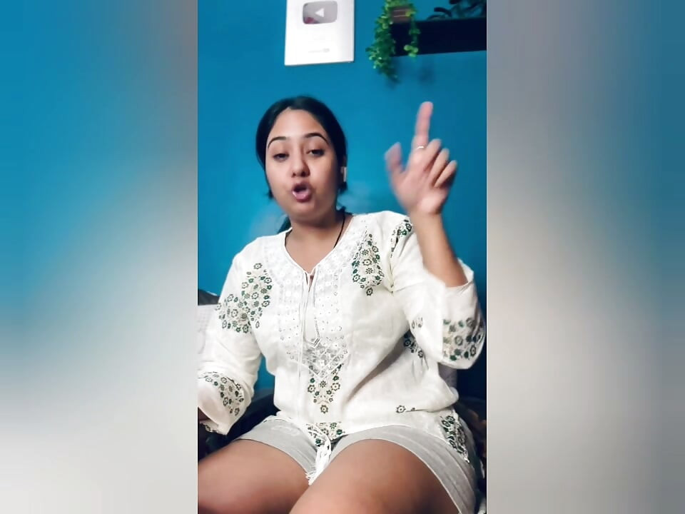 Desi Hot Bhabhi ji tar sin devar på bar gärning när han runkar hemma, sedan har de sex tillsammans, hindi sexvideo med smutsigt snack