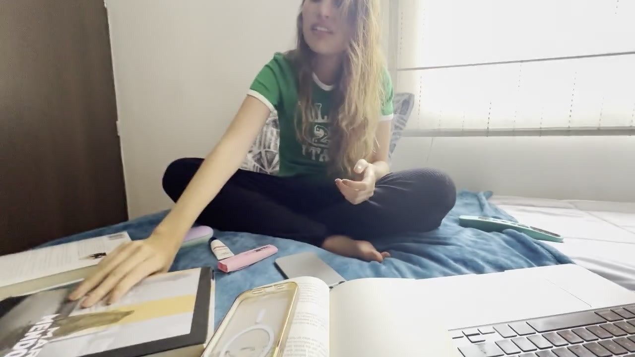 两个女大学生在房间里狠操