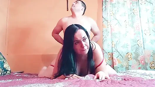 Die kurvige latina in einem roten kleid bekommt einen guten fick im doggystyle.