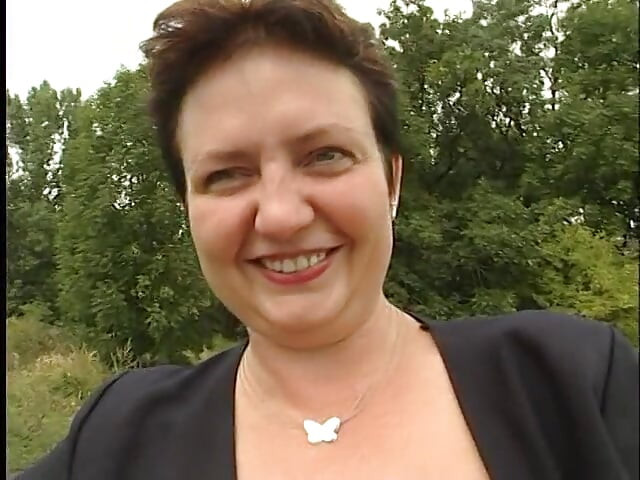 Wanita matang cantik menghisap zakar seorang lelaki di luar rumah berhampiran kereta