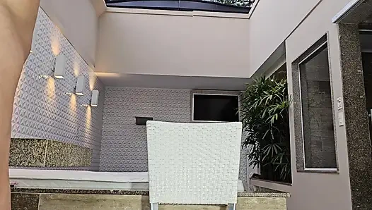 Dia memakan vaginaku tanpa kondom dan masih masuk ke dalam, memasukkannya ke dalam vagina dan pantatku