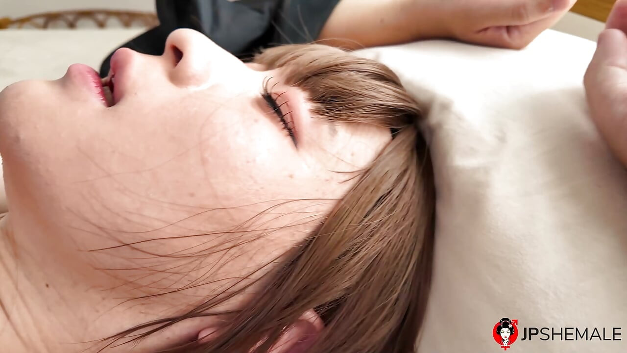 Japon ladyboy Aya Minato, adamla eğleniyor.