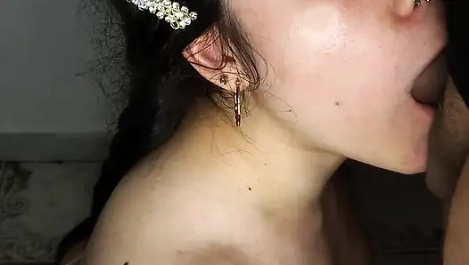 Шлюховатая и возбужденная кукла хочет проглотить сперму - минет в любительском видео