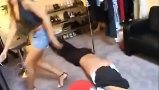 Blondes schätzchen liebt es, ihren sklaven zu bestrafen