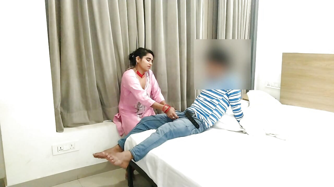 Boss ne ghar ki noukrani ko paise magne par chod diya. Paise magne par ghar ki noukrani ke bur me lund daal diya